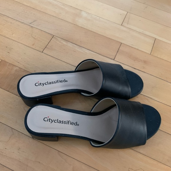 ⭐️HOST PICK⭐️ [7.5]👡CITYCLASSIFIED mule sandals - Picture 2 of 9